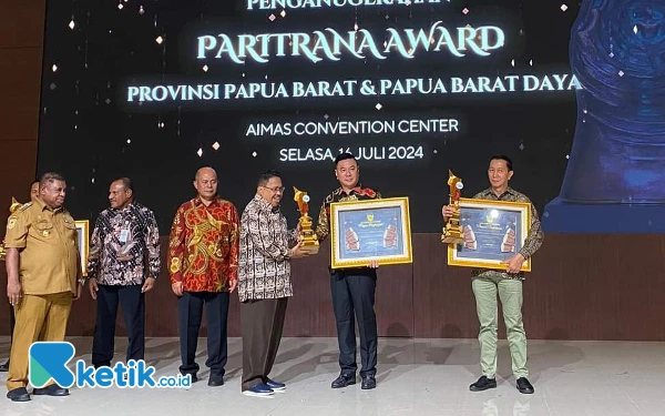 Thumbnail Bupati Freddy Thie Bawa Pulang Juara II Paritrana Award 2024 untuk Kaimana