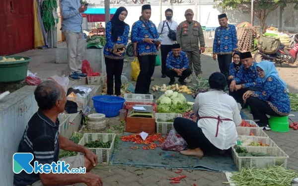 Thumbnail Dorong Perekonomian, Bupati Blitar Mak Rini Ajak ASN Belanja di Pasar Tradisional