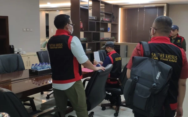 Thumbnail Penyidik Pidsus Kejati Jatim Geledah Kantor PT INKA, Ada Apa?