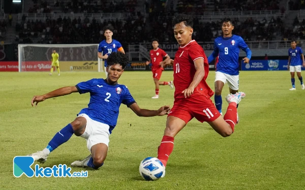 Thumbnail Pertahanan kuat dari Kamboja membuat pemain Indonesia melakukan penetrasi ke kotak pinalti, Sabtu (20/7/2024). (Foto: Khaesar/Ketik.co.id)