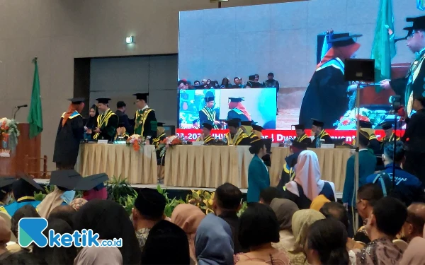 Thumbnail Berita - Gelar Wisuda Semester Gasal, UHW Perbanas Dampingi Lulusan Bersaing di Dunia Kerja