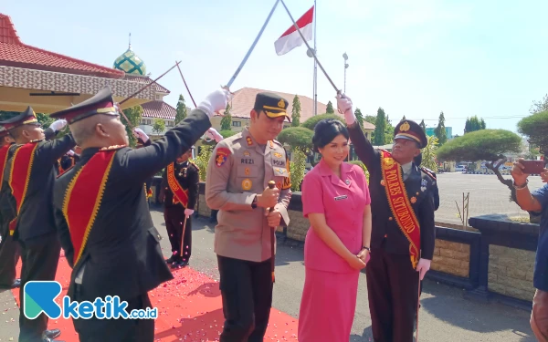 Thumbnail Berita - Tradisi Pedang Pora Sambut Kapolres Situbondo yang Baru