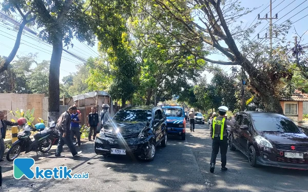 Thumbnail Ugal-ugalan, MPV Tabrak 2 Mobil di Kota Batu