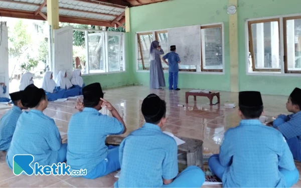 Thumbnail Siswa SMP di Abdya Aceh Belajar di Lantai Musala, Tanpa Kursi dan Meja