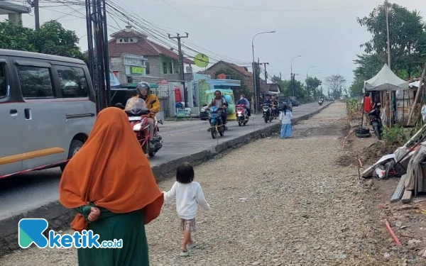 Thumbnail Dinilai Sempit, DPUTR Kab Bandung Perbaiki dan Perlebar Jalan Raya Rancaekek-Majalaya