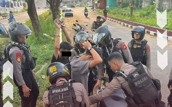 Thumbnail Lagi Indehoy Enak-Enakan, Polres Cianjur Amankan Penjual dan Pengguna Minuman Keras