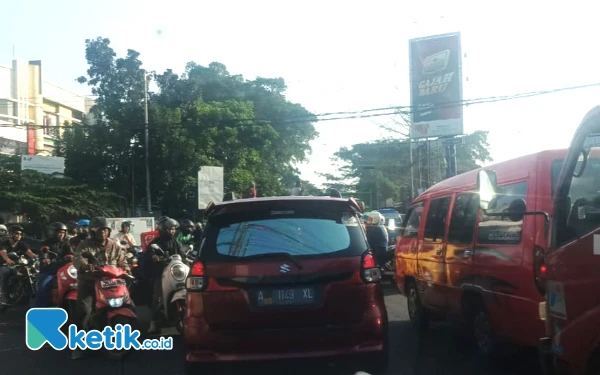 Thumbnail Kecelakaan Truk vs Avanza, Jalan Gadang-Lowokdoro Kota Malang Macet Parah