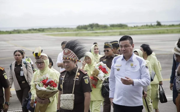 Thumbnail Berita - Bupati Freddy Thie Sambut Kedatangan Kajati Papua Barat di Bandara Utarom Kaimana