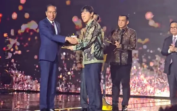 Thumbnail Shin Tae Yong Terima Hadiah Golden Visa dari Presiden Jokowi