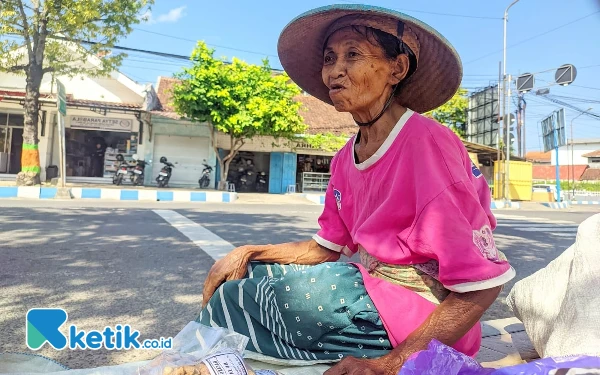 Thumbnail Cerita Penjual Kacang Pacitan: Setiap Sujud Minta Rezeki Anak Dilancarkan