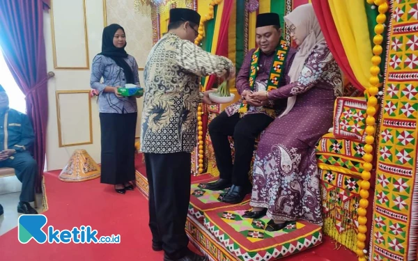 Prosesi Peusijuek Sambut Kedatangan Pj Bupati Simeuleu Teuku Reza Fahlevi