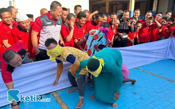 Thumbnail Diikuti Warga Binaan dan Petugas, Lomba Tangkap Bebek di Rutan Situbondo Penuh Canda Tawa