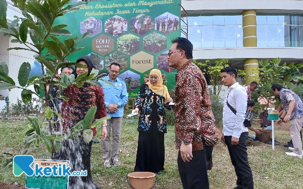 Thumbnail Gemakan Sedekah Oksigen, Pj Gubernur Jatim Ajak Masyarakat Tanam Pohon