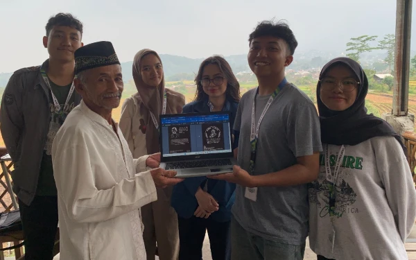 Thumbnail Berita - Bantu Petani Kopi Melek Teknologi, Mahasiswa BKK Unair Sebulan Penuh Terjun di Desa Tamiajeng Mojokerto