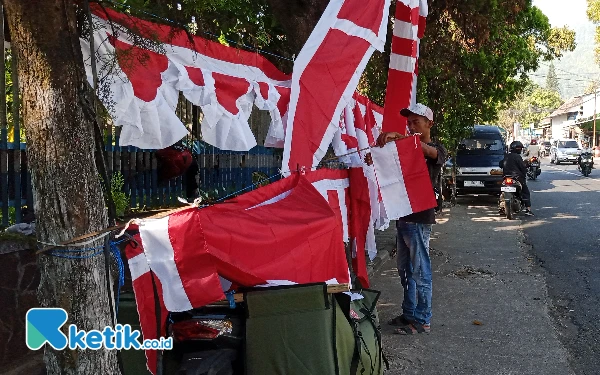 Thumbnail Jelang Agustus, Penjual Bendera Musiman Mulai Banjiri Kota Batu