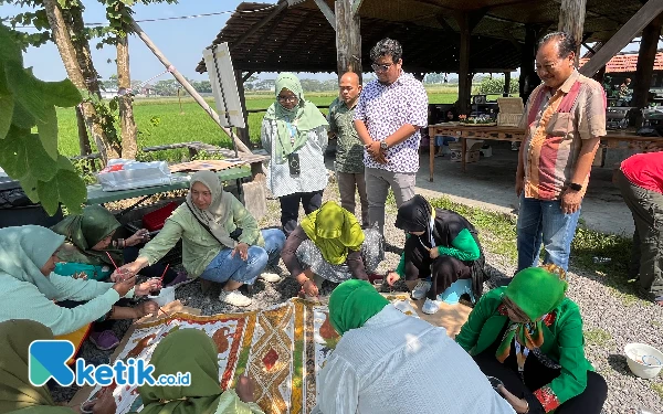 Thumbnail Ciptakan Motif Batik Malangan, Dosen UT Malang Beri Pelatihan Komunitas Ibu-Ibu