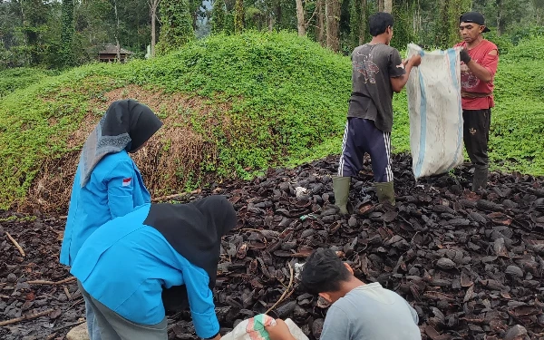 Thumbnail Berita - Mahasiswa Polije Sulap Limbah Perkebunan Jadi Pestisida Asap Cair