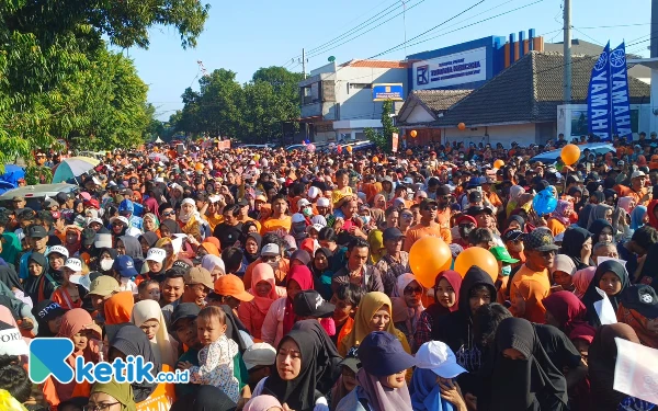 Thumbnail Lautan Masyarakat Hadiri Jalan Santai Bersama Rio dan Ulfi di Situbondo