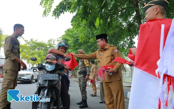 Thumbnail Berita - Sambut HUT ke-79 RI, Pemkab Aceh Barat Bagikan Bendera Merah Putih kepada Warga