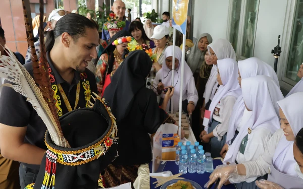 Thumbnail Keren! Siswa SMAN 16 Samarinda Pamer Masak Kue Tradisional Depan Peserta EBIFF Mesir