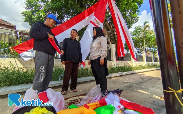 Thumbnail Pedagang Umbul-Umbul Betah Jualan di Pacitan, Ternyata Segini Omzetnya