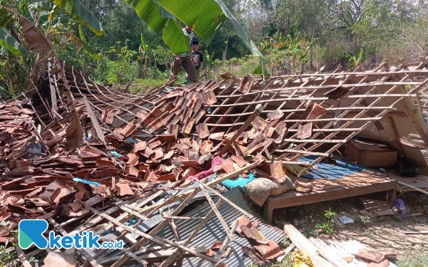 Thumbnail Nasib Miris Nenek Sebatang Kara di Sampang, Rumah Tua Ambruk Rata dengan Tanah