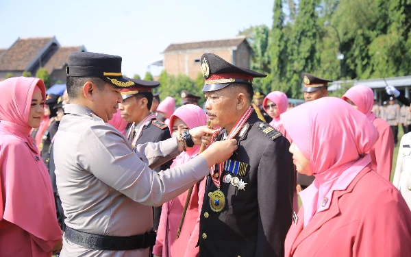 Thumbnail Polres Madiun Gelar Upacara Purna Bhakti, Penghargaan untuk Anggota Masuki Masa Pensiun