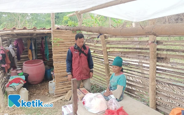 Thumbnail Rumah Nenek Sebatang Kara Ambruk, Dinsos Sampang Hanya Bantu Sembako dan Uang Tunai