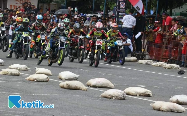 Thumbnail Ratusan Pembalap Motor Berebut Bupati Bandung Cup di Stadion Si Jalak Harupat