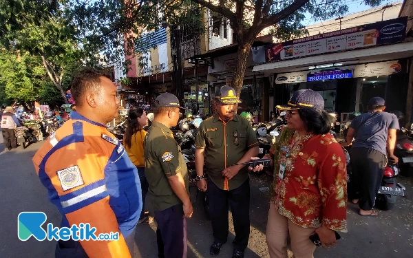 Thumbnail Dishub Surabaya Tangkap 2 Jukir Liar di Stasiun Pasar Turi