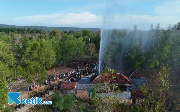 Thumbnail Foto dari atas, sumor bor yang mengeluarkan air sangat deras tanpa bantuan pompa (Foto: Mat Jusi/Ketik.co.id)