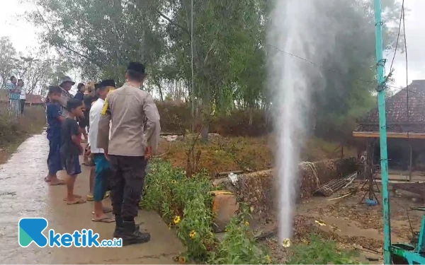 Thumbnail Sebuah sumur bor di Dusun Tanaong, Desa Pandan, Kecamatan Omben, Sampang, Madura mengeluarkan semburan air dengan sangat deras, meskipun tanpa bantuan pompa air. (Foto: Mat Jusi/Ketik.co.id)