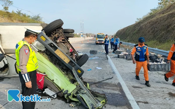 Thumbnail Berita - Akibat Ban Pecah, Truk Muatan Ayam Frozen Kecelakaan di Tol Caruban - Kertosono