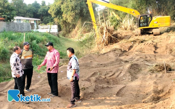 Thumbnail BPBD Jatim Hadirkan Dua Alat Berat untuk Normalisasi Sungai Laweyan Probolinggo