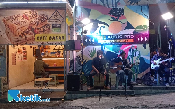 Menikmati Malam Minggu Sembari Akustikan di Bisikkan Kopi Kota Batu