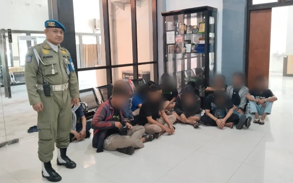 Thumbnail Asyik Pesta Miras, 13 Orang Diamankan Satpol PP Surabaya