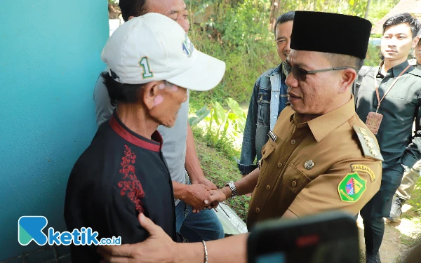 Thumbnail Berita - Bupati Bandung Bertakziyah ke Rumah Duka Korban Pembunuhan di Pacet