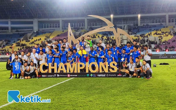 Thumbnail Arema FC Sumbangkan Sebagian Hadiah Piala Presiden untuk Korban Kanjuruhan