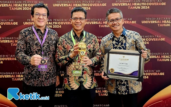 Thumbnail Berita - 99,57 Persen Warganya Terdaftar JKN-KIS, Bupati Bandung Raih Lagi Penghargaan UHC dari Wapres