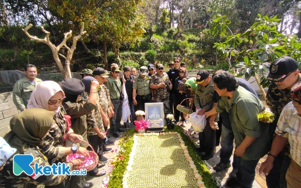 Thumbnail Komunitas Malang Raya Doa Bersama di Makam Alm Eddy Rumpoko