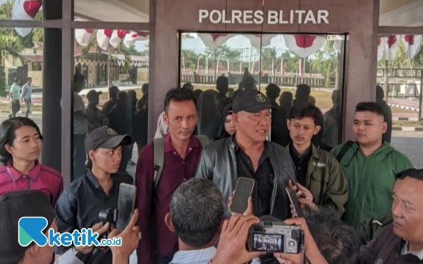 Thumbnail Berita - Datangi Polres Blitar, Ormas Ratu Adil Bersama Masyarakat Desak Penyelesaian Dua Kasus