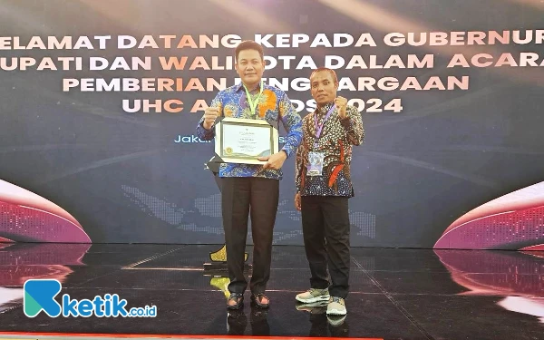 Thumbnail Berita - Plt Bupati Sidoarjo Subandi Terima UHC Award 2024 karena Layanan Kesehatan Semakin Berkualitas