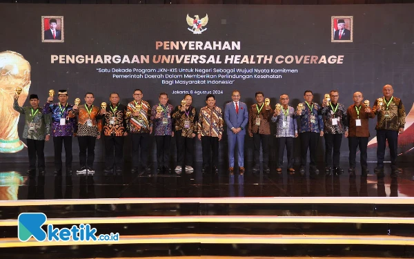 Thumbnail Berita - Wapres Ma'ruf Amin Beri Penghargaan UHC Awards kepada 493 Kepala Daerah