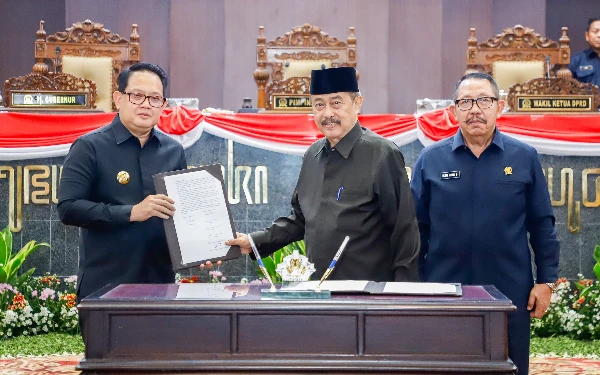 Thumbnail Berita - DPRD Jatim Sahkan Perda Perubahan APBD 2024, Anggaran Belanja Naik Rp2,638 Triliun