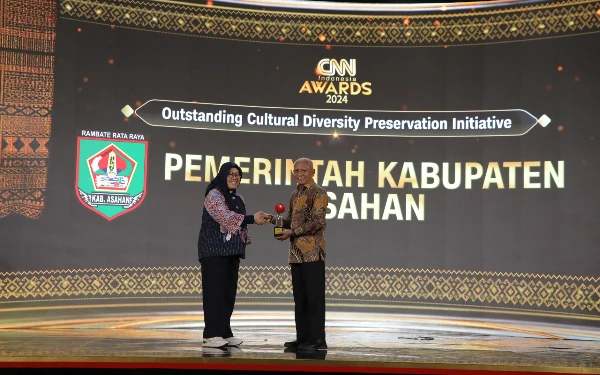 Thumbnail Bupati Asahan Terima Penghargaan Outstanding Cultural Diversity Preservation Initiative Tahun 2024