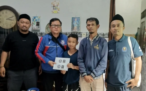 Thumbnail Tunaikan Janji, Arema FC Serahkan Hadiah Piala Presiden ke Keluarga Korban Tragedi Kanjuruhan