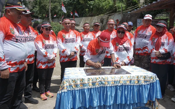 Thumbnail Peringati HUT RI Ke-79, Pemkab Asahan Kibarkan Bendera Merah Putih Serentak di Air Terjun Ponot