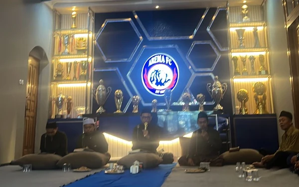 Thumbnail Arema FC Gelar Khataman dengan Anak Yatim hingga Tahlil untuk Korban Kanjuruhan