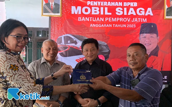 Peduli Warga Desa, Anggota DPRD Jatim Fraksi PDI Perjuangan Bagikan BPKB Mobil Siaga