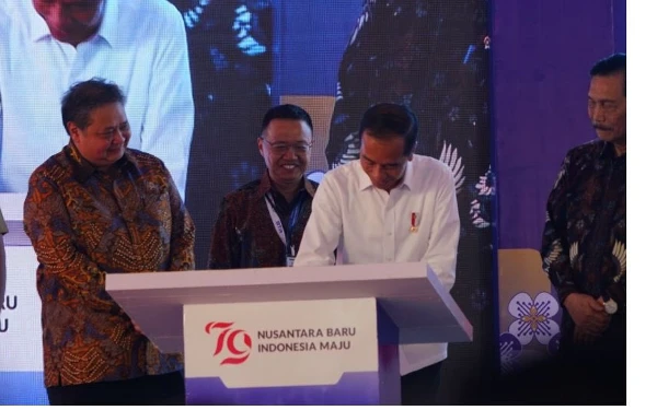 Thumbnail Berita - Stafsus Presiden Jawab Isu Mundurnya Airlangga Hartarto Tak Terkait Jokowi